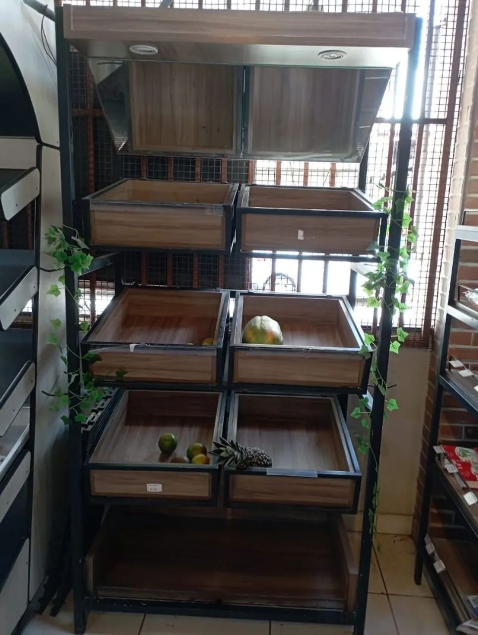 Vende-se Expositor Hortifruti em Madeira  - Foto 2