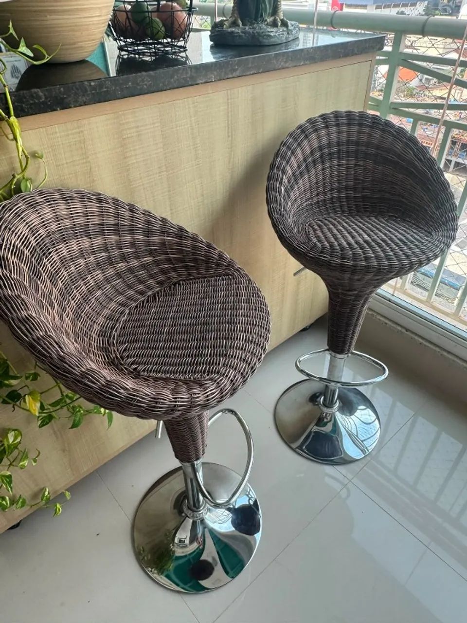 4 BANQUETAS EM ALUMÍNIO C/ RATTAN - Foto 2