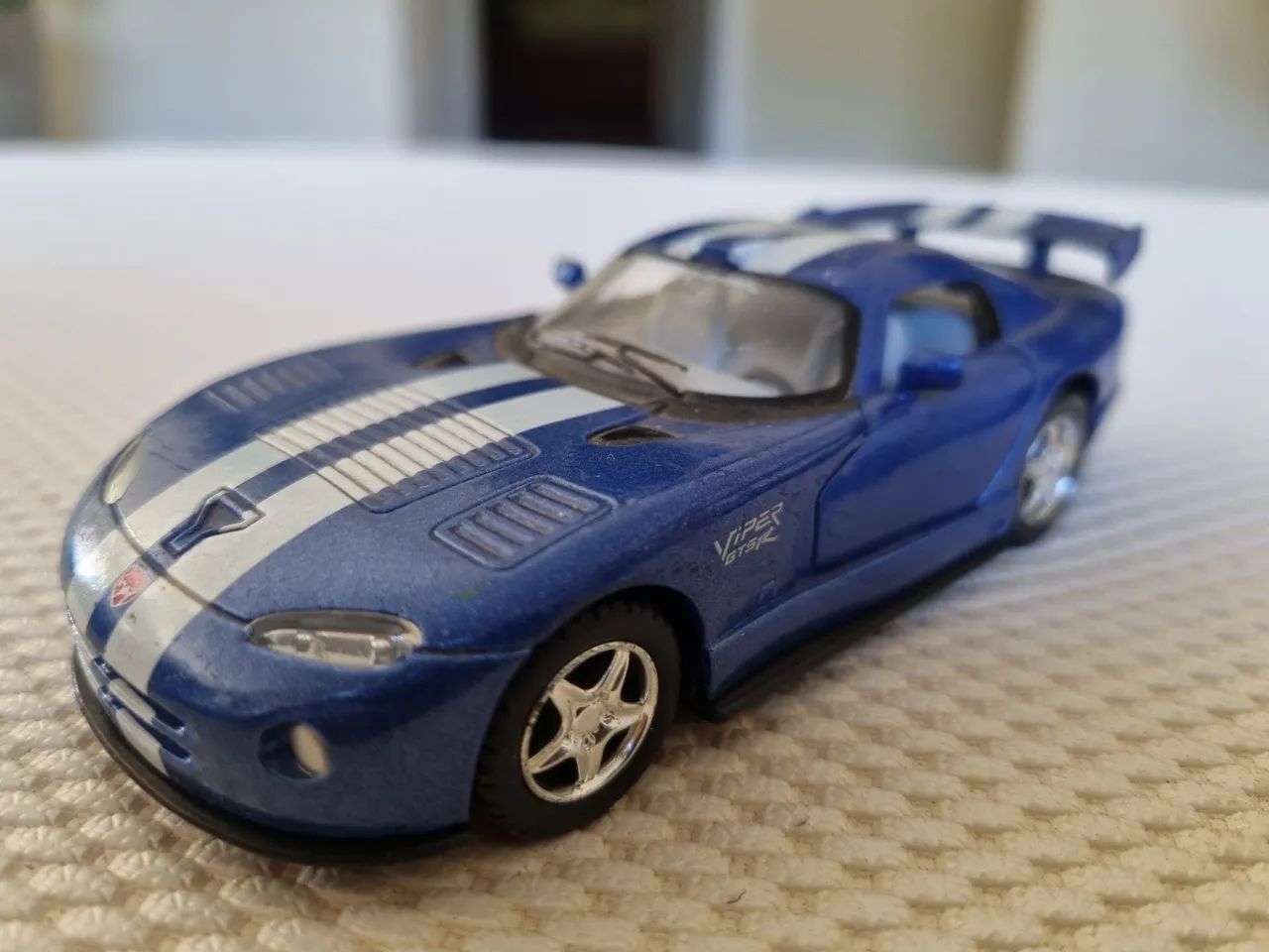 Miniatura Dodge Viper GTS-R - Kinsmart Escala 1:36 - Foto 2