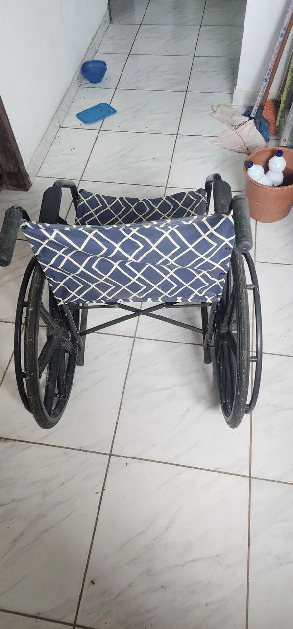 Cadeira de roda pouco usada é reputante pra vender