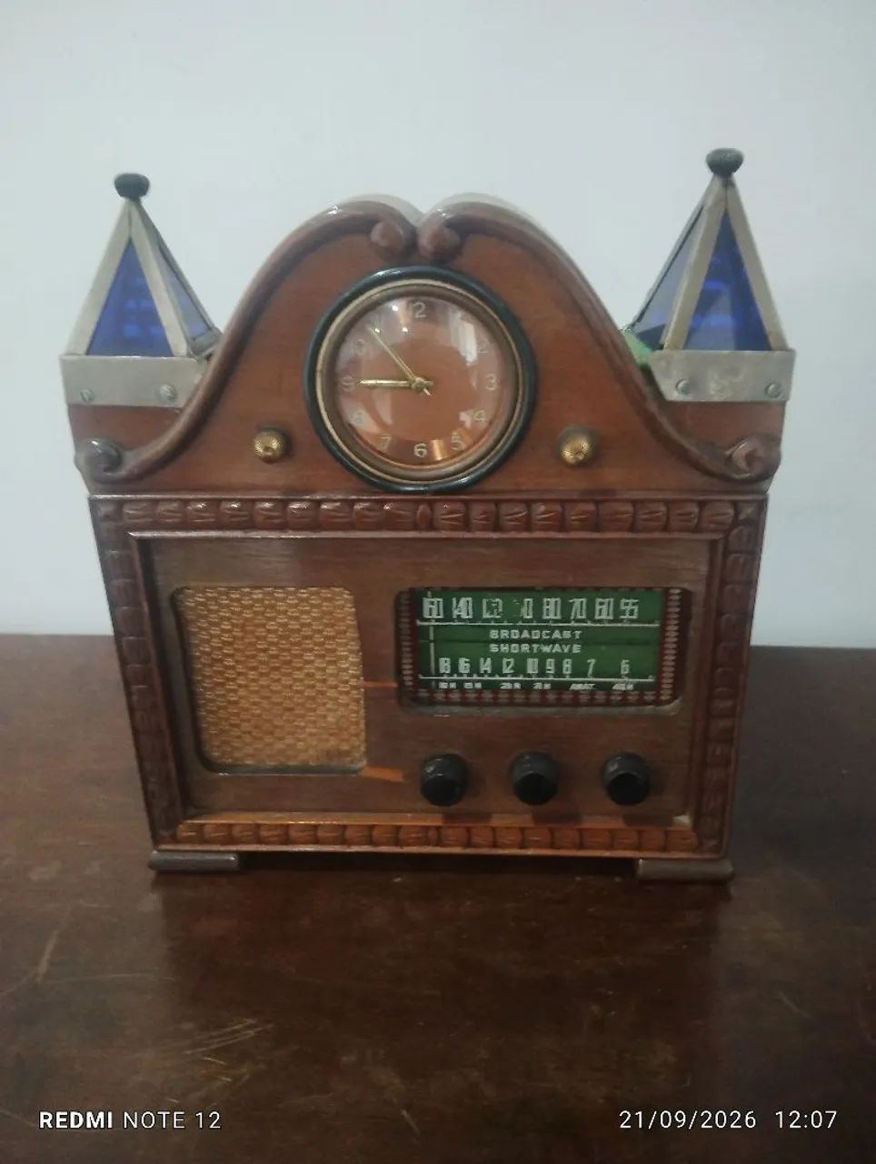 Rádio antigo valvulado com relógio