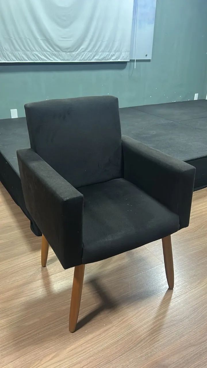 POLTRONA DECORATIVA ESTOFADA ESTOFADA BRAÇOS RETOS - Foto 2