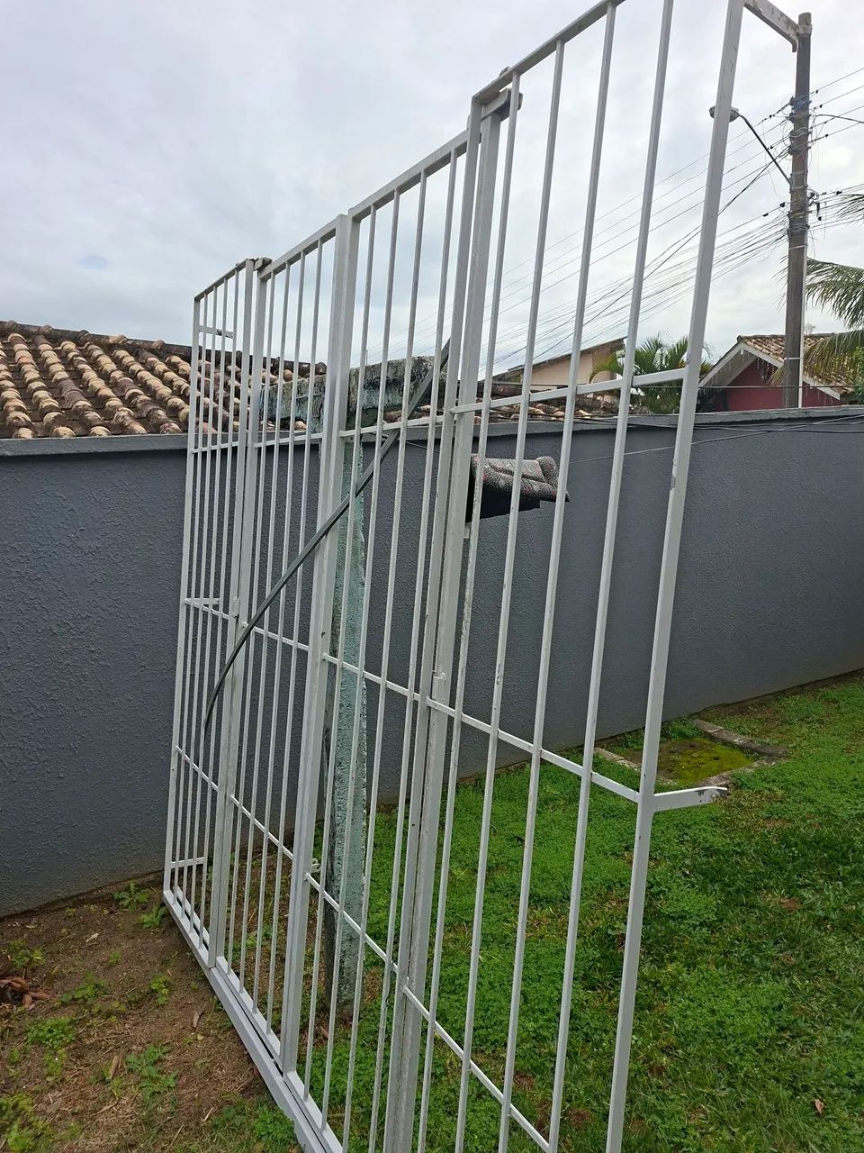 Vendem-se duas grades com portões de correr