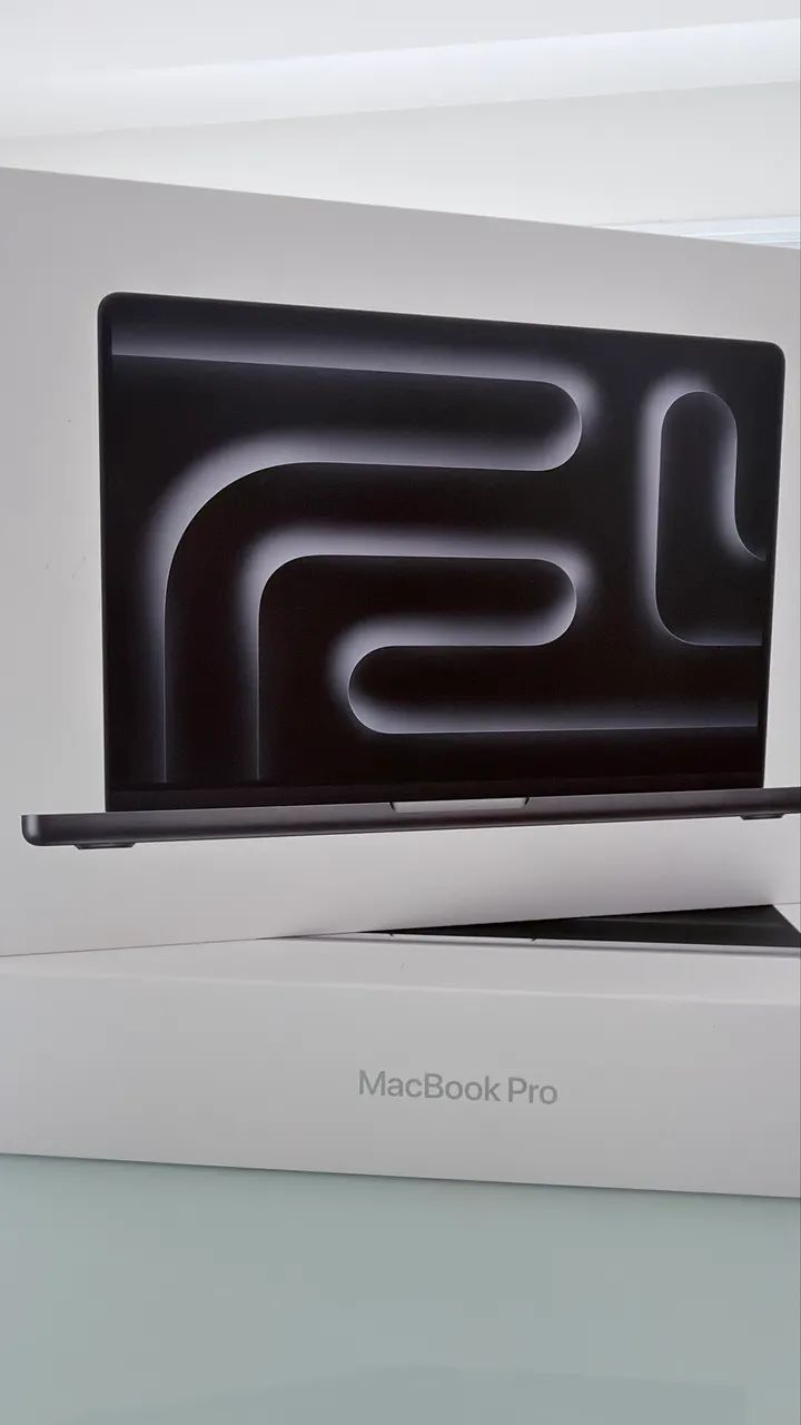 MacBook Pro M5 Chip Pro 14.? 24-1TB ( Silver e Space Black ) 