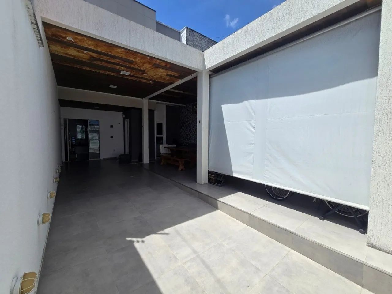 Casa duplex, solta, com 3 suítes, deck e churrasqueira, com excelente acabamento e toda pr - Foto 4