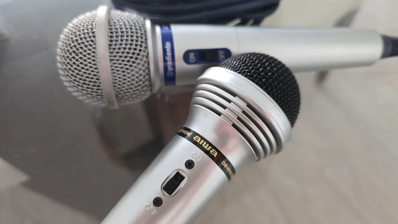 Microfones Aiwa e Gradiente