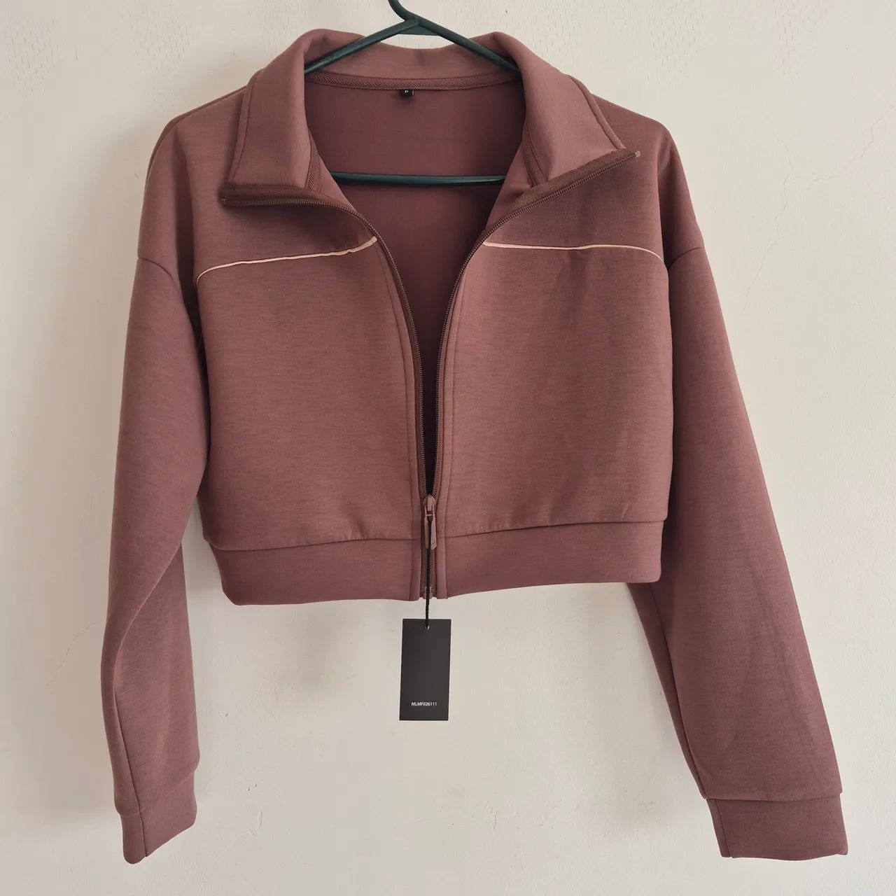 Jaqueta cropped marrom