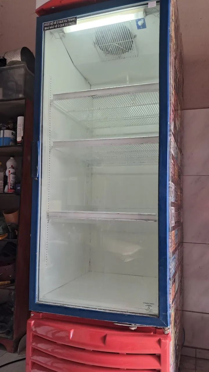 Freezer Expositor vertical refrigerando perfeitamente 