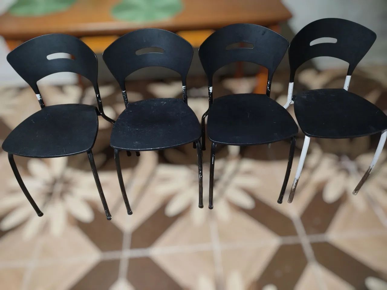 4 Cadeiras Moderna Preta de Ferro e Plástico - Foto 3