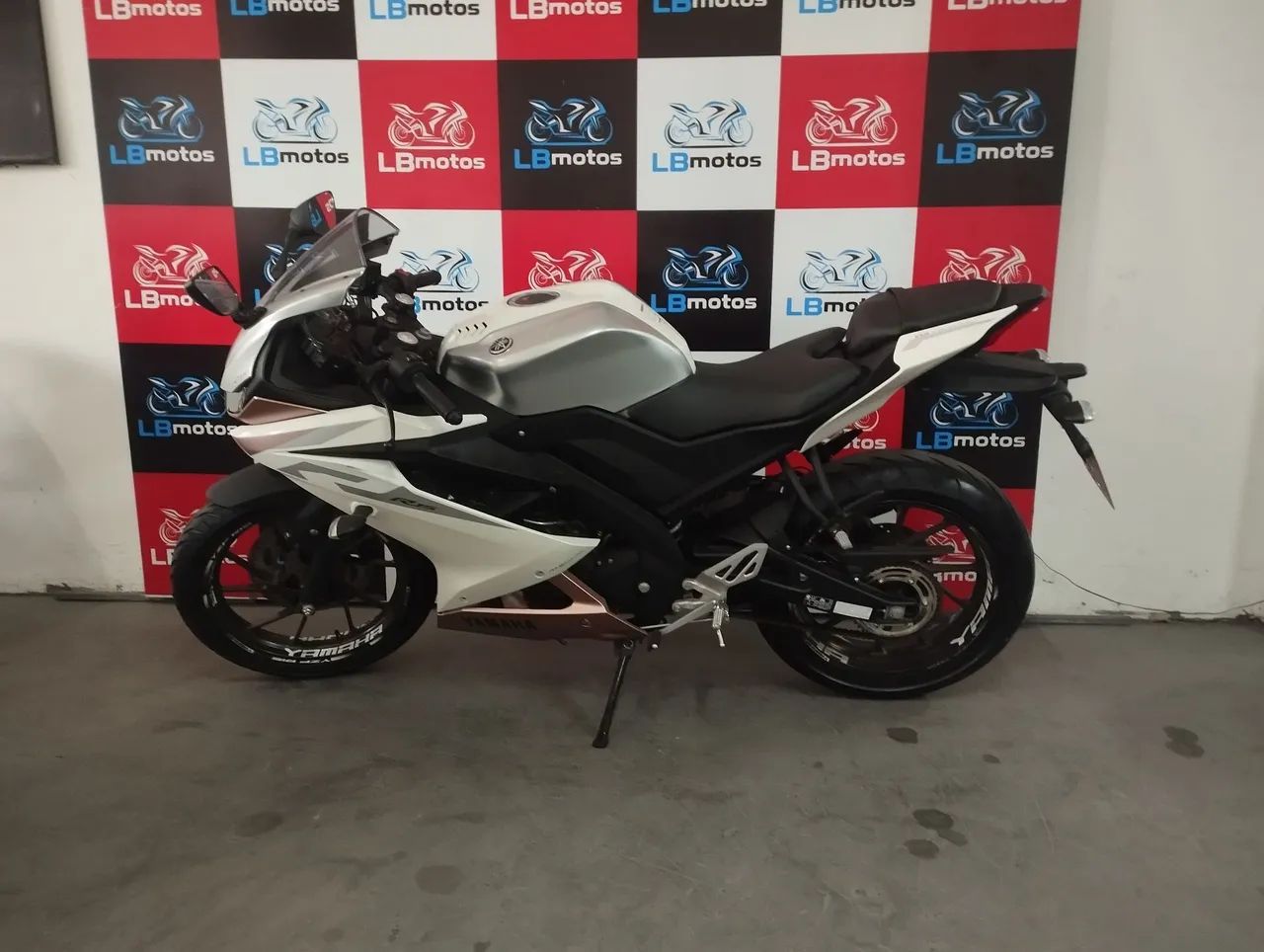 R-15 ABS - Foto 4