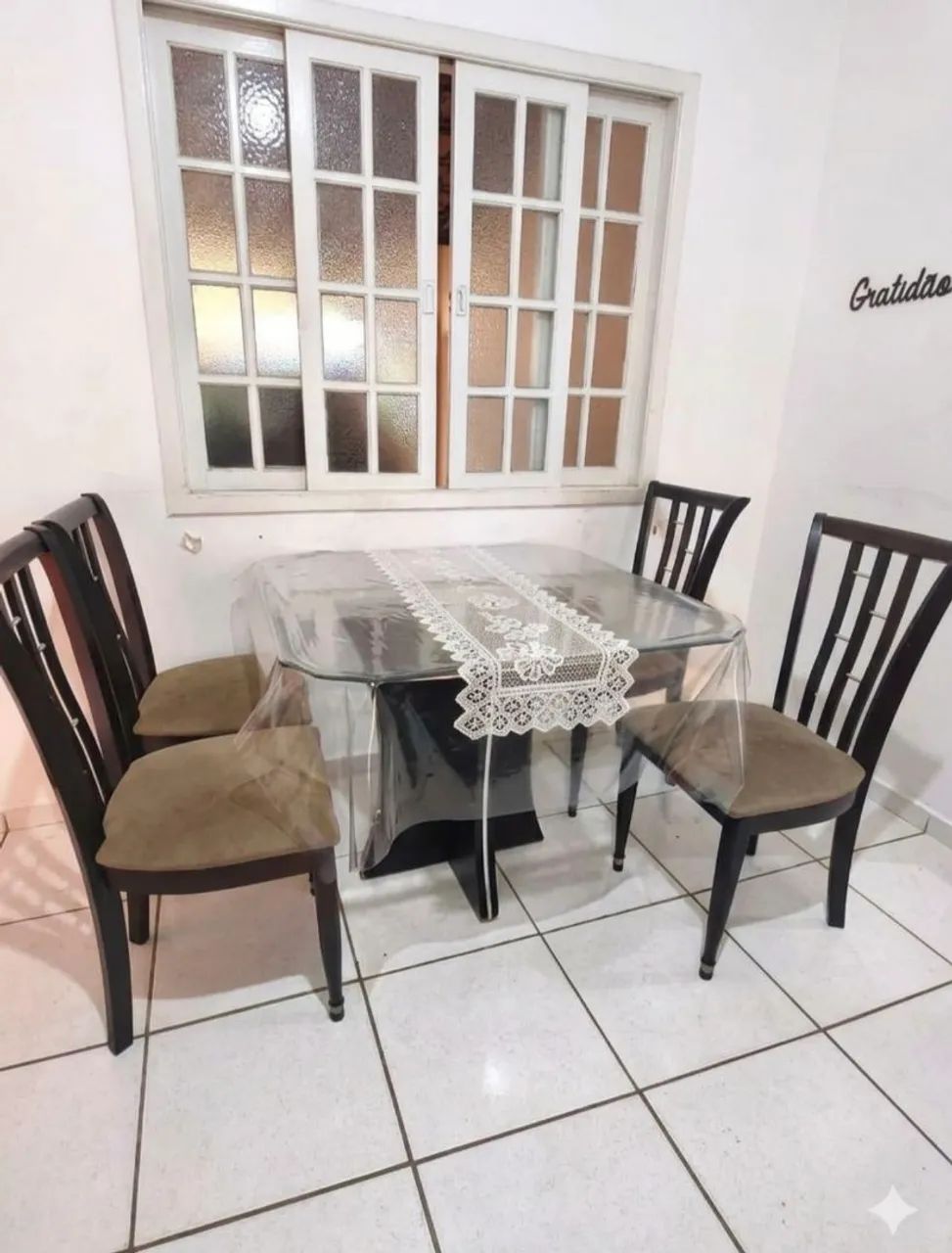 Conjunto de cadeiras com a mesa 