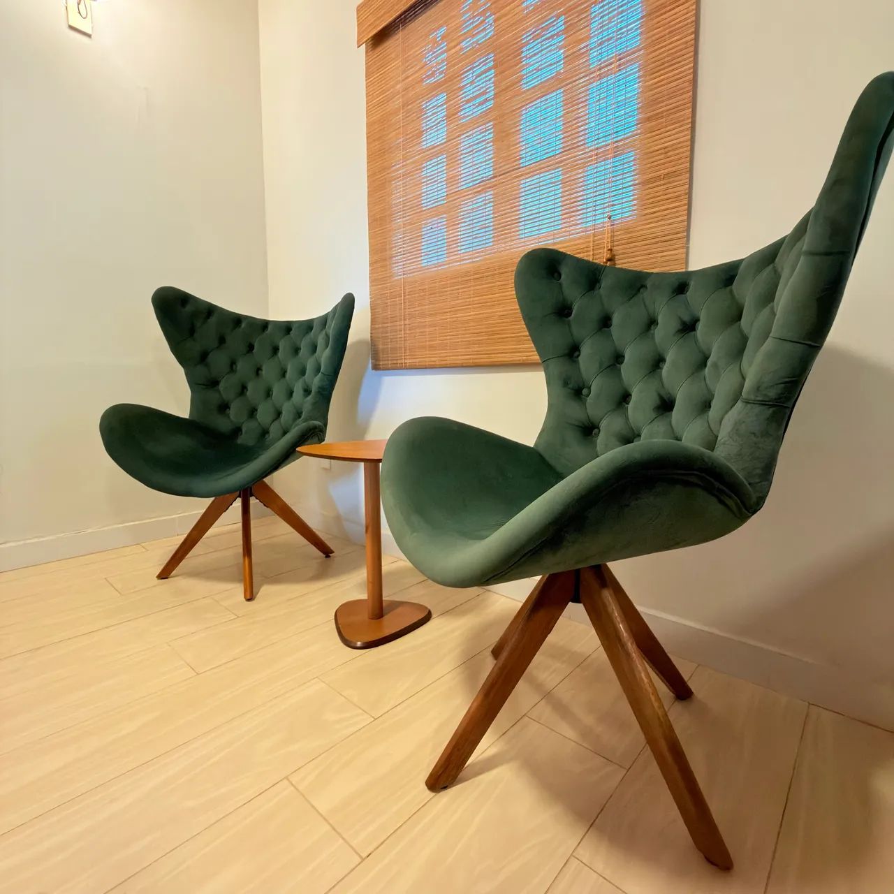 2 Poltronas giratórias pes em madeira 