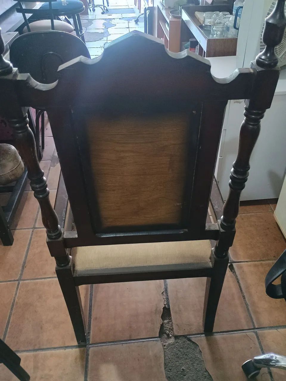 Cadeira estilo colonial antiga 