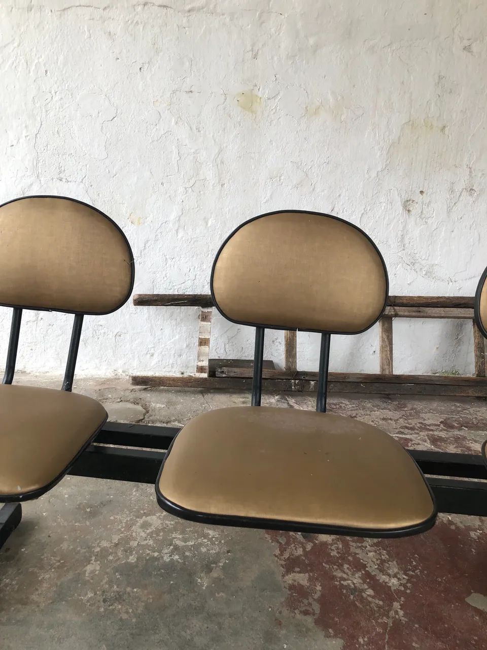 Vendo cadeira de recepção com 03 unidades  - Foto 3