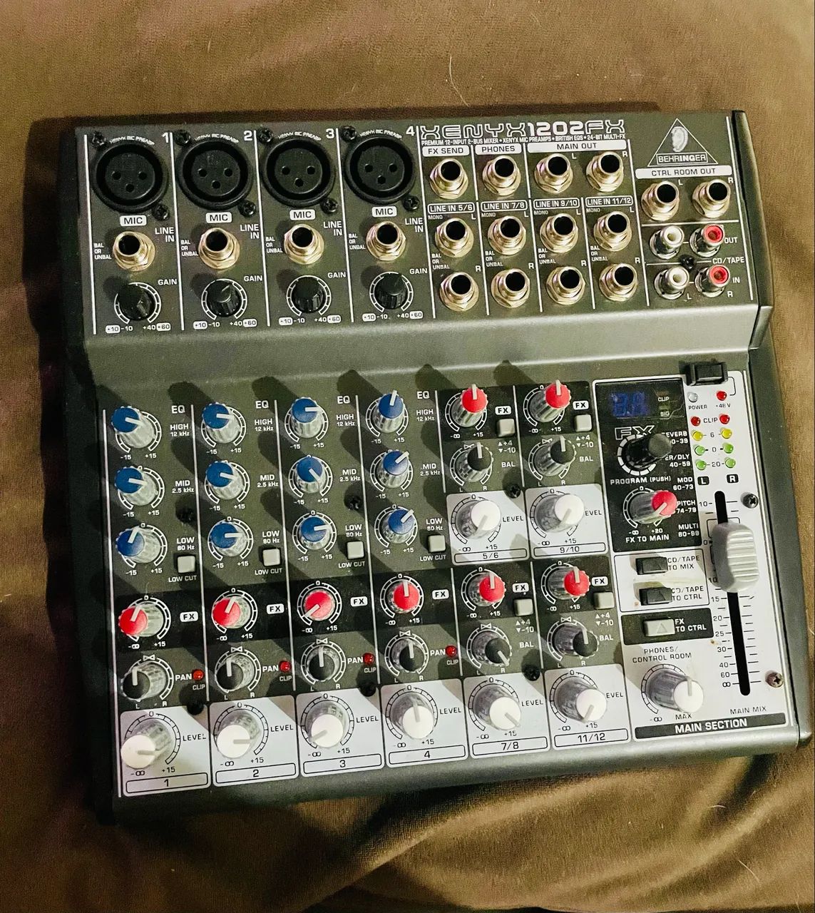 Mesa de Som Xenyx 1202FX