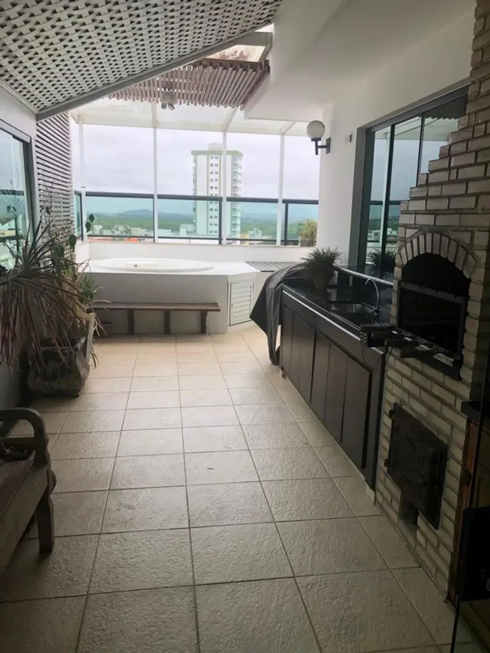 Cobertura reformada no Centro de macae com lazer privativo