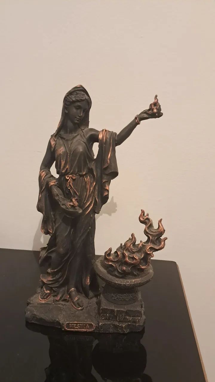 Estátua Hestia