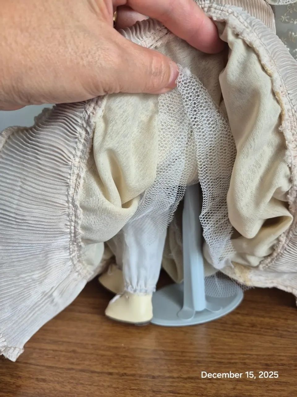 Boneca de porcelana com vestido vitoriano USADA - Foto 3