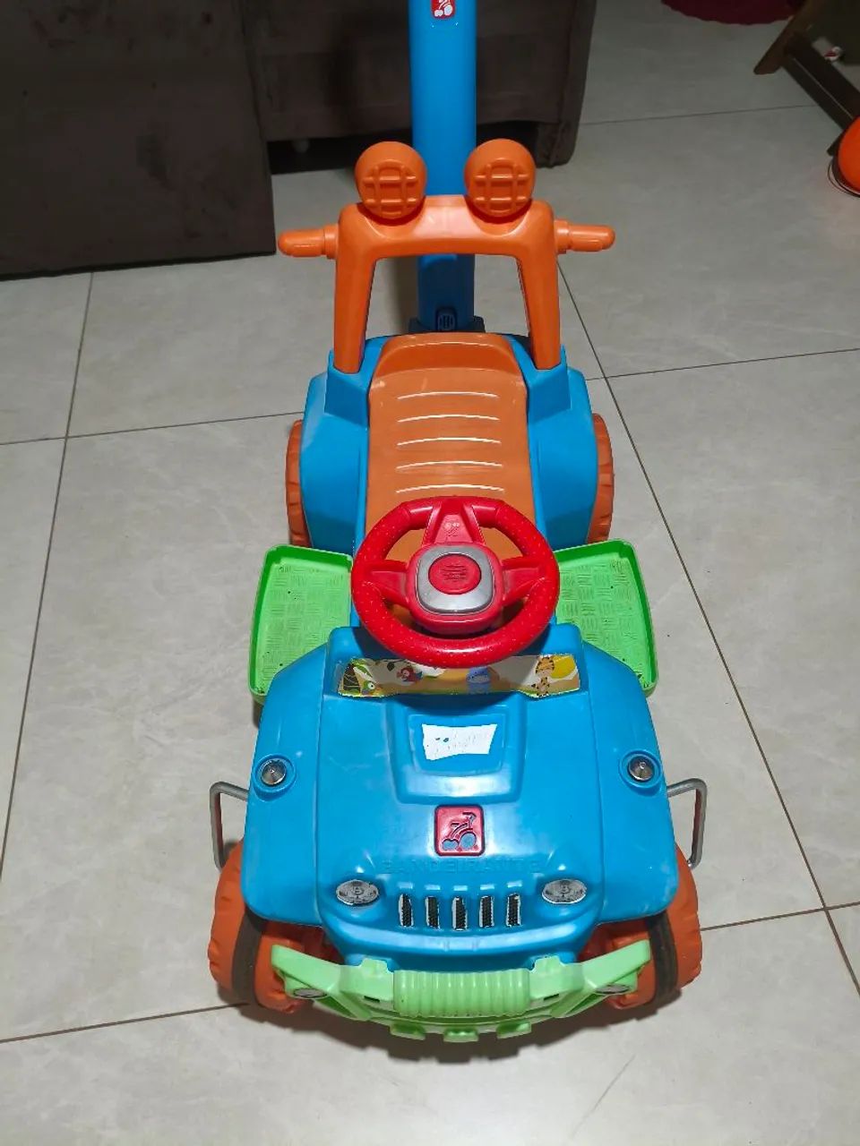 Carrinho de brinquedo andador