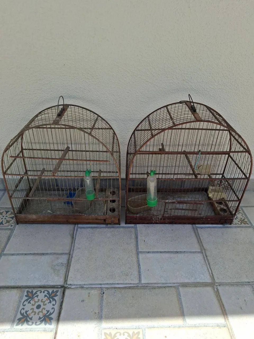 2 gaiolas de madeira
