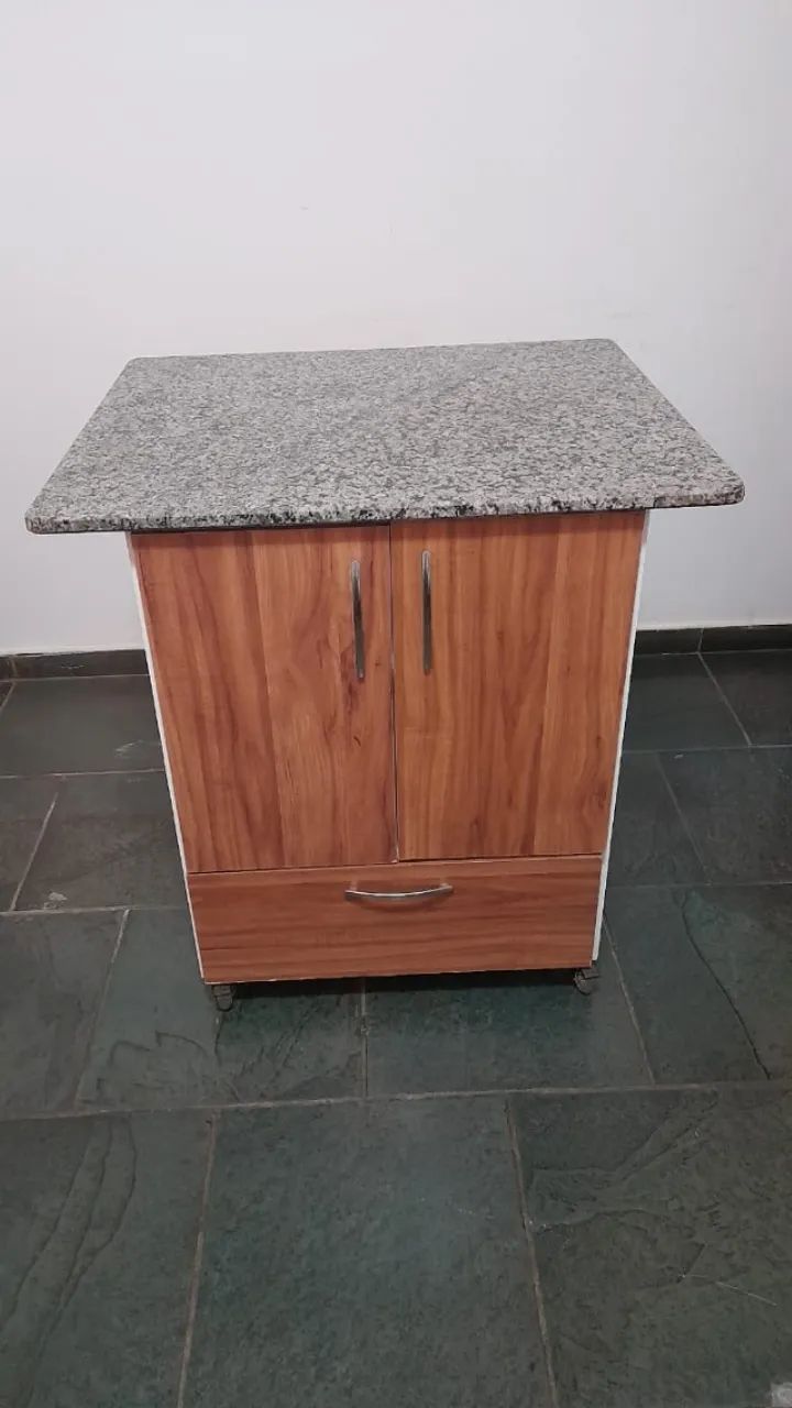 Armário multiuso com tampo de granito