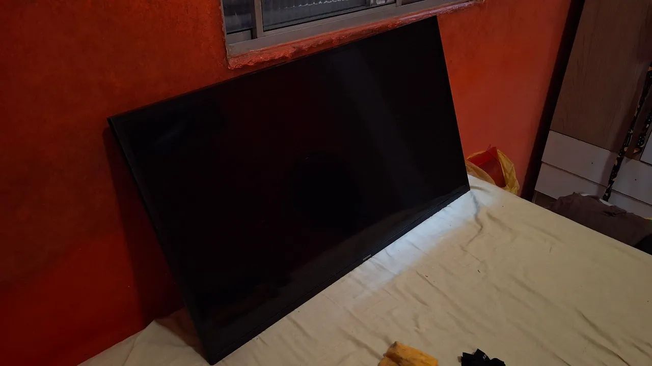 TV Samsung Smart LED 43" com Defeito no Backlight (Tem som mas sem imagem) Retirada Peças  - Foto 2