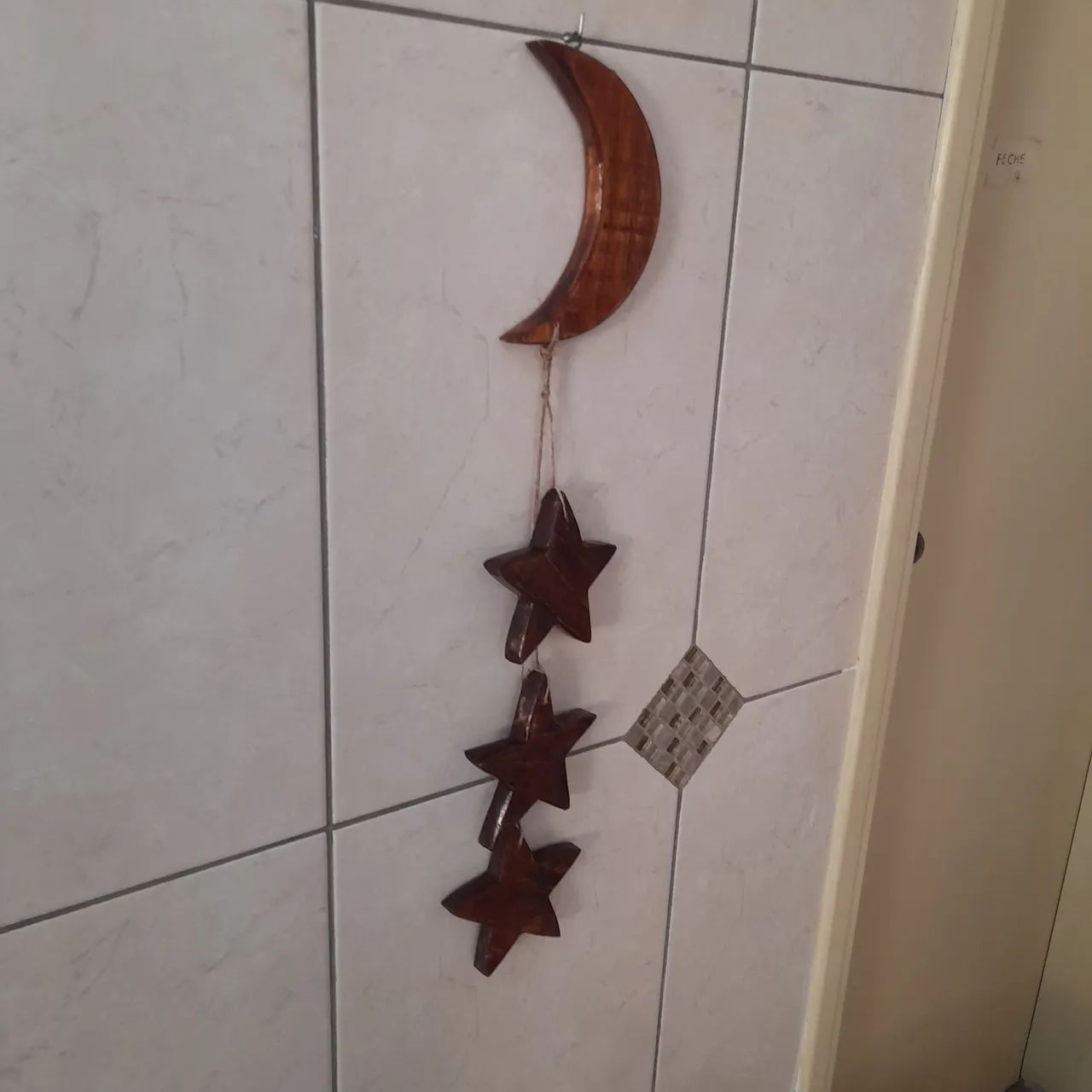 Enfeite pêndulo de madeira 