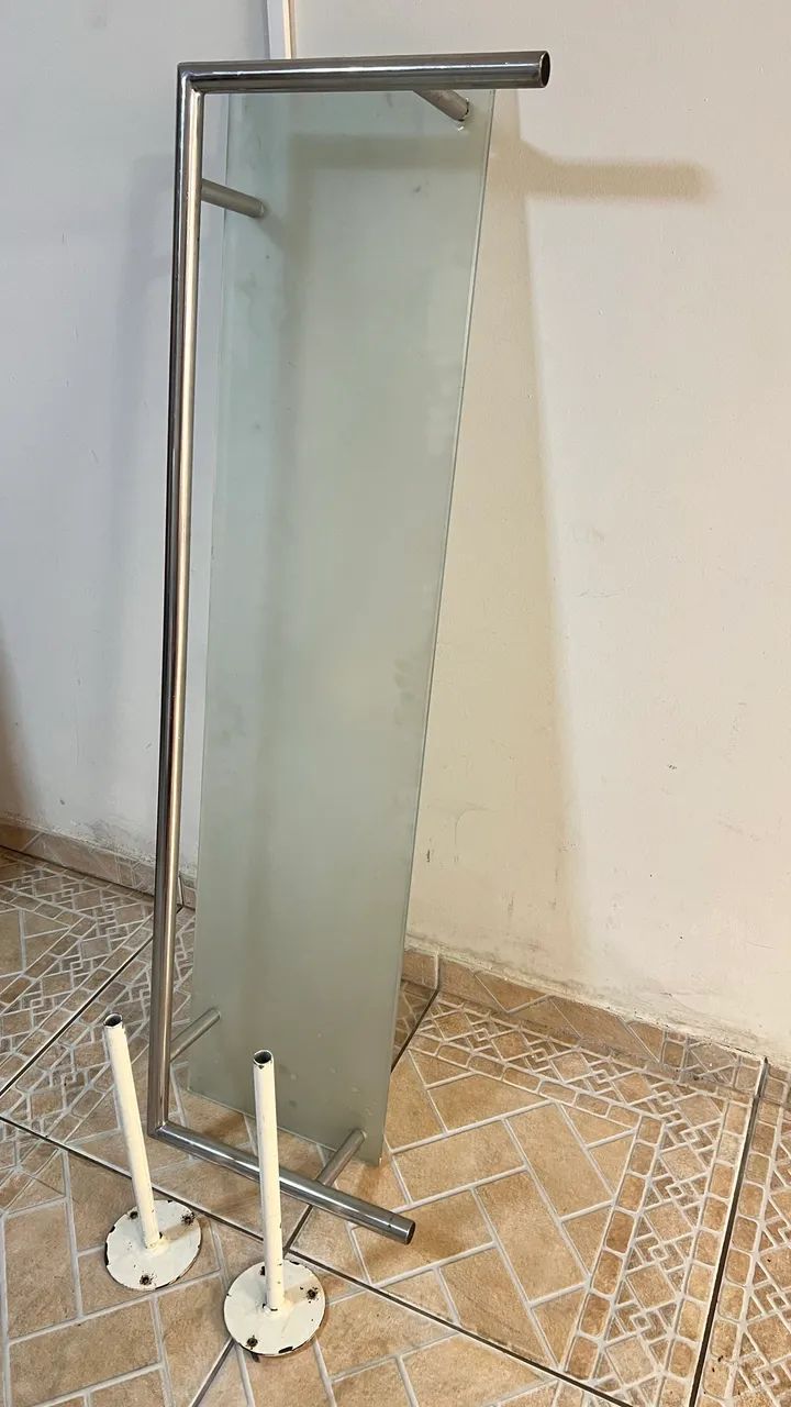 Arara de Parede 1,20m com Vidro P/ Lojas