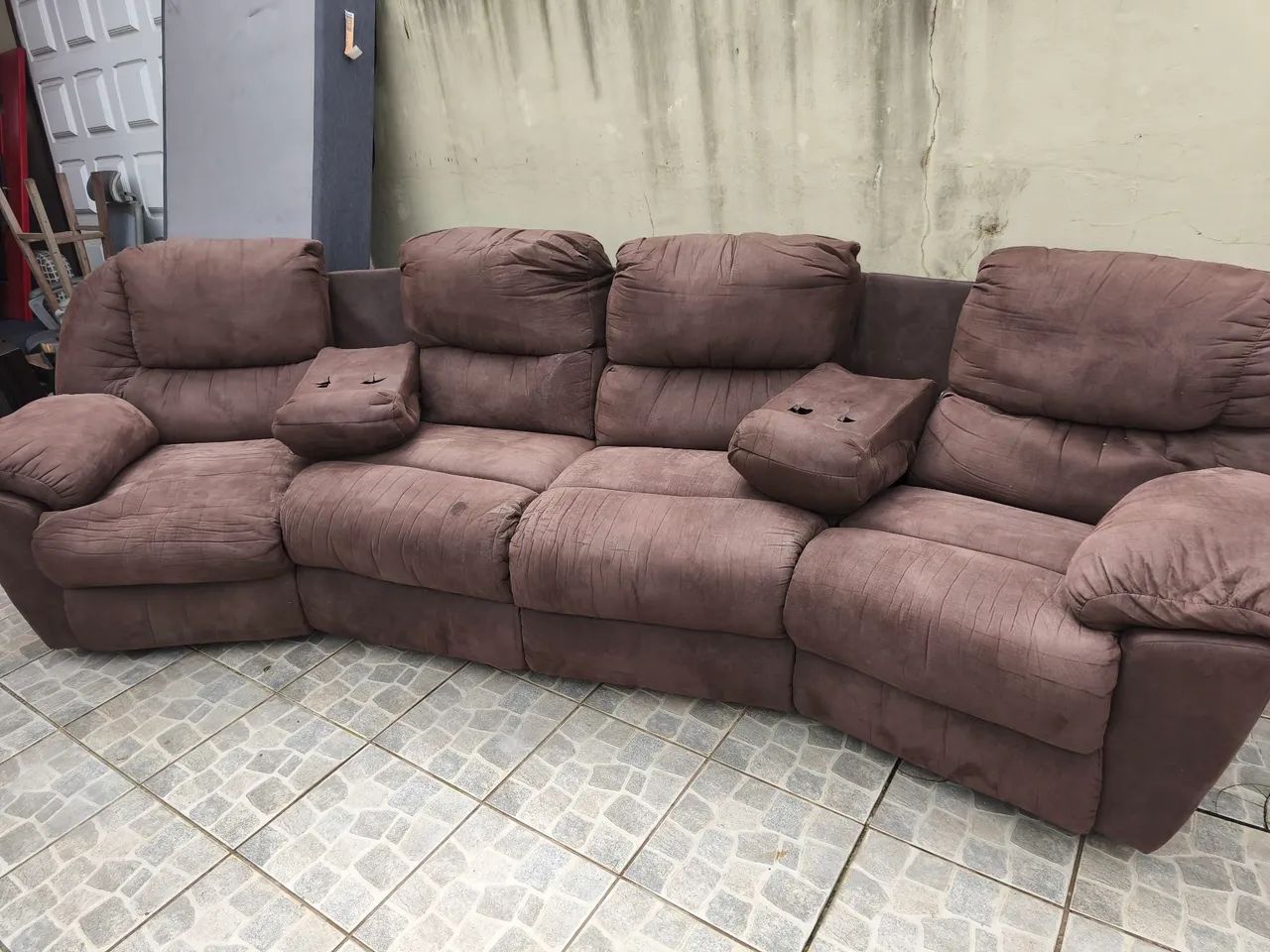Sofá curvado retrátil e reclinável 