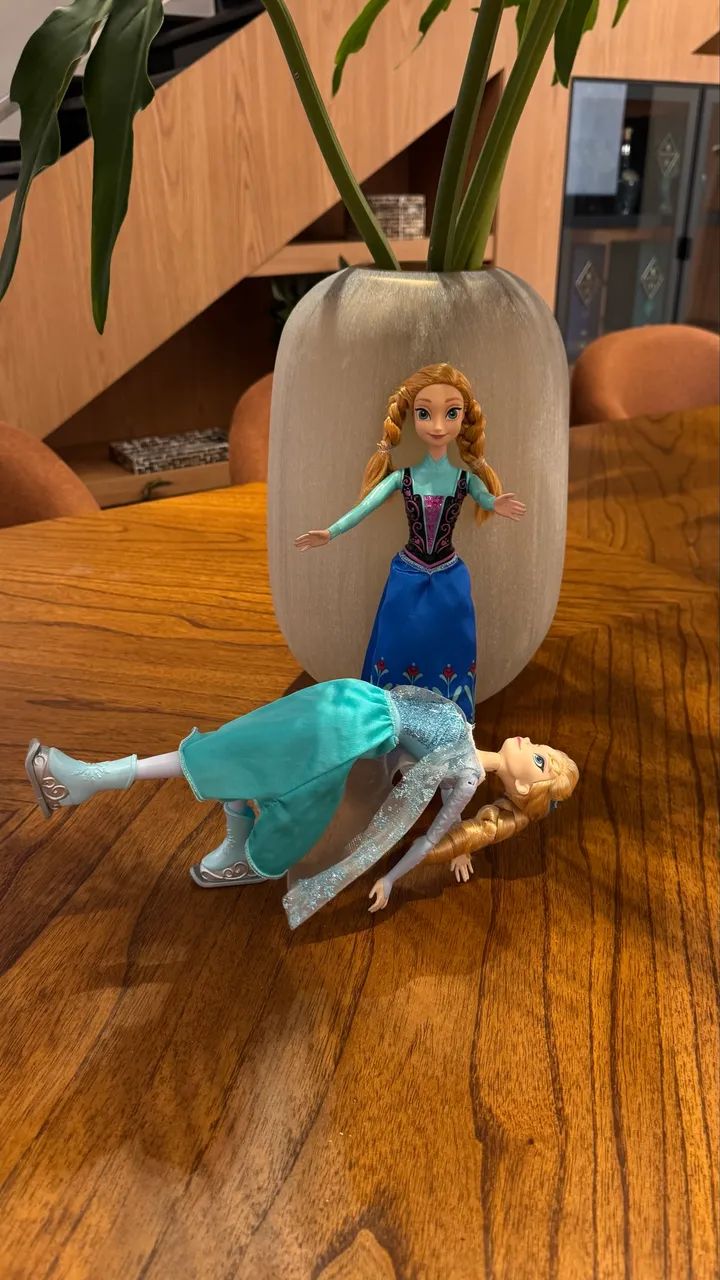 Kit / Dupla Boneca Elsa e Ana  Disney Store - Foto 5