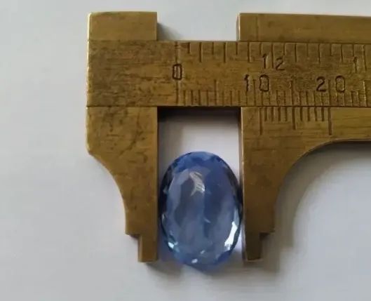 Topázio azul extra limpo em formato de oval pesando exatamente 9 ct - Foto 2