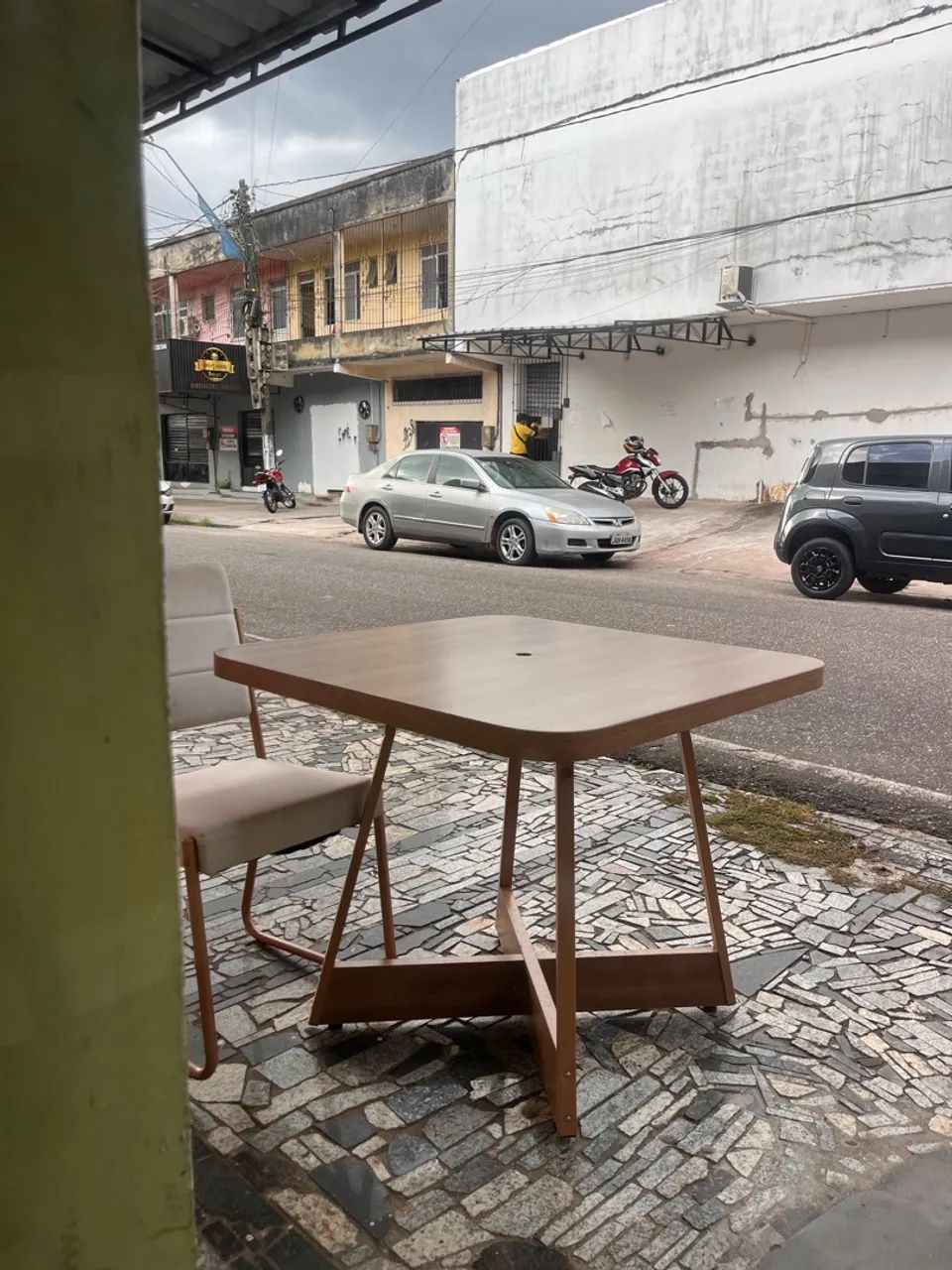 VENDO MESAS E CADEIRAS 