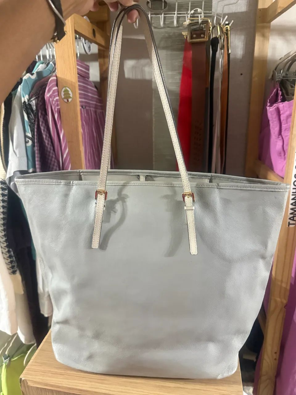 Bolsa Michael kors cinza com branco linda de ombro  - Foto 2