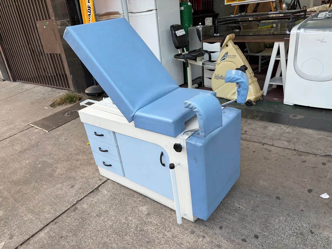 Mesa ginecológica com gabinete