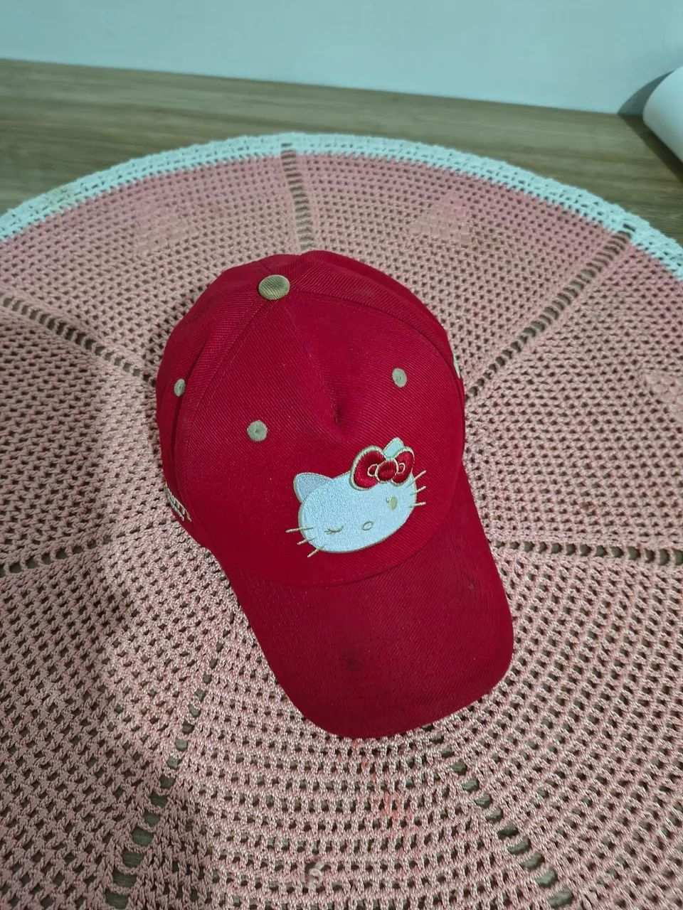 Boné vermelho da Hello Kitty original  - Foto 2