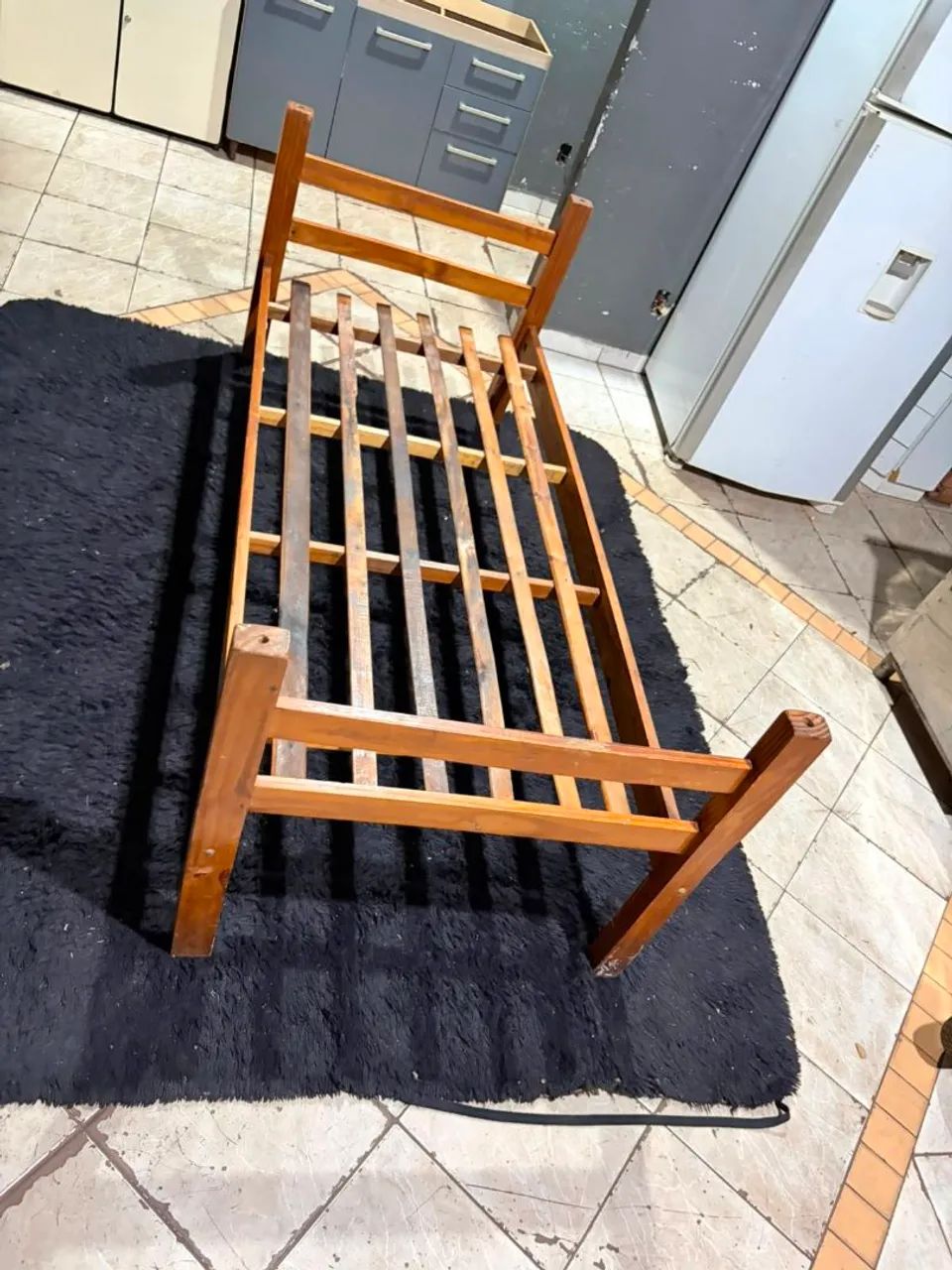 Cama de madeira solteiro conservada ((ENTREGO GRATIS)) - Foto 2