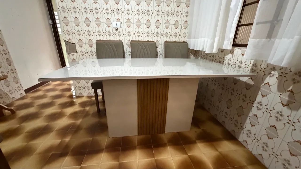 Mesa com 6 cadeiras estofadas e tampão de vidro  - Foto 5
