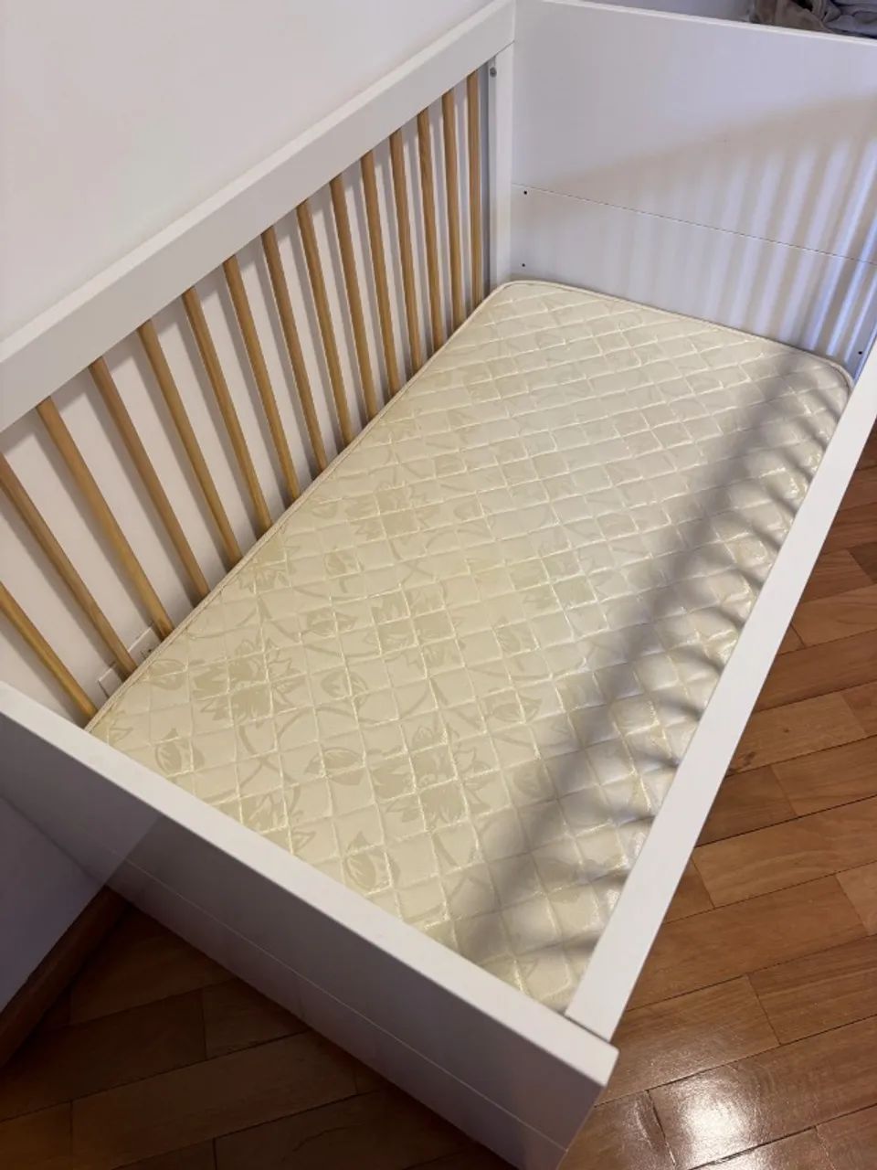 Berço Cozy - Branco Com Carvalho Malva (berço que vira mini cama) - Foto 4