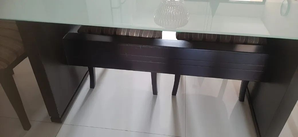 Mesa de jantar com tampo de vidro e base de madeira  - Foto 2