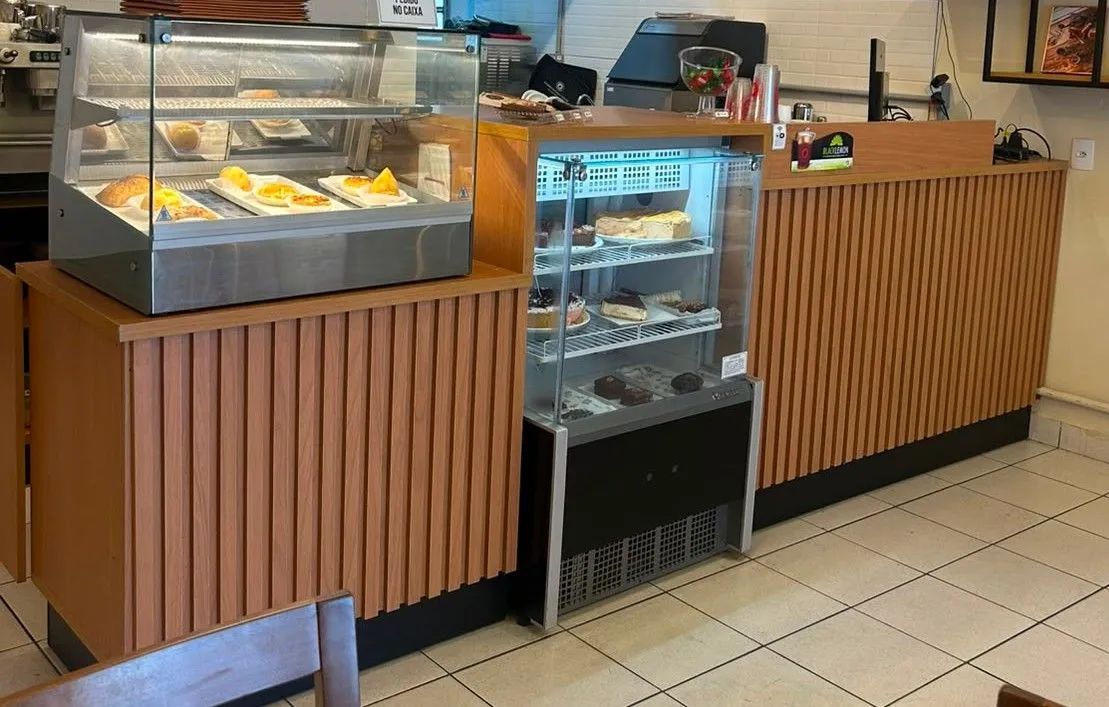 Vende balcão ripado completo de cafeteria 