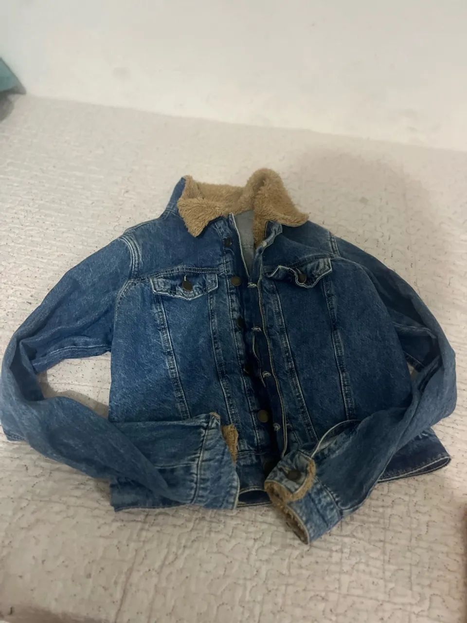 vendo jaqueta jeans com pelinho  - Foto 4