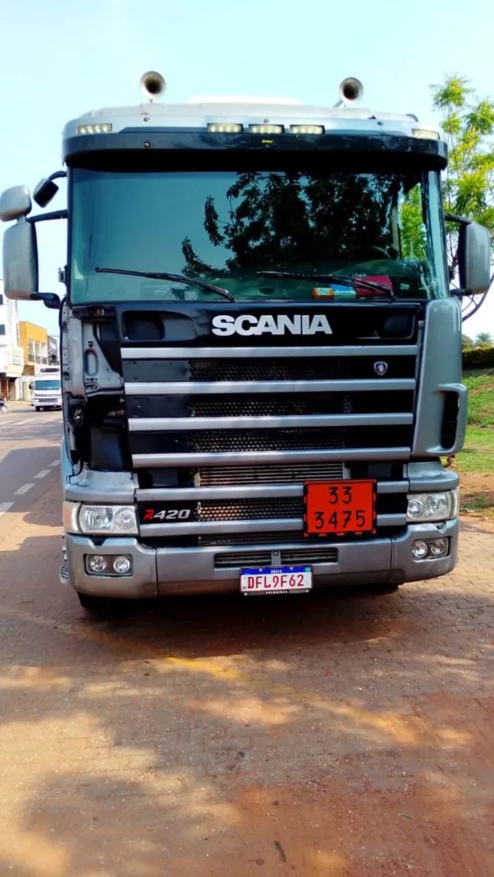 Caminhão com carreta tanque 