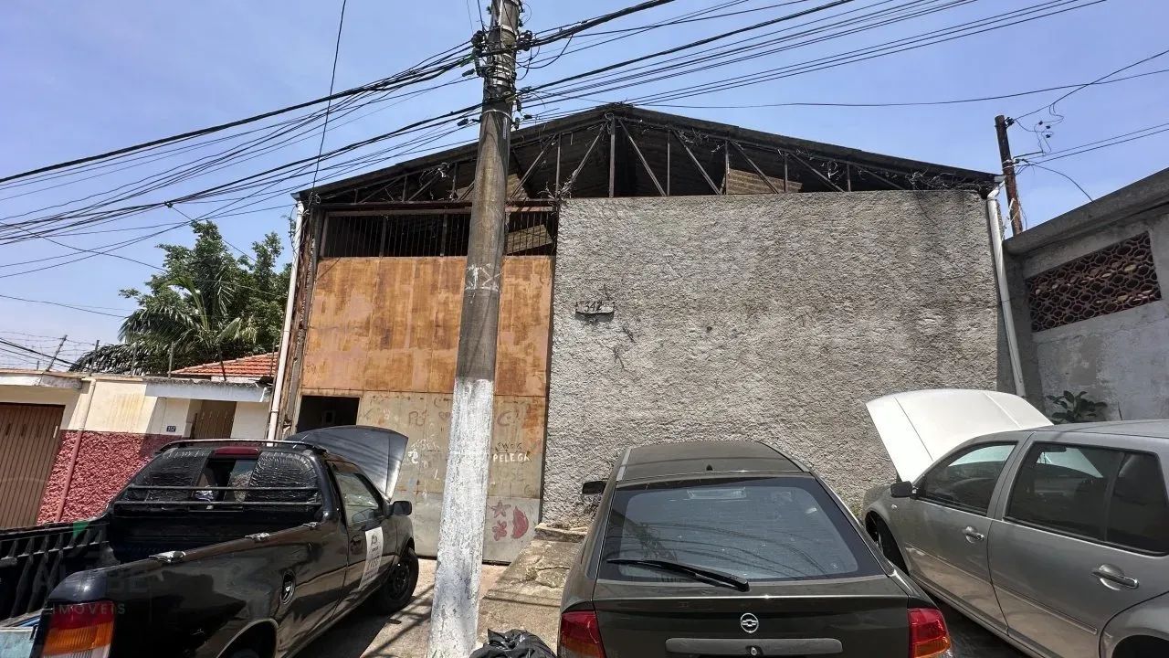 Vende-se, terreno com construção.