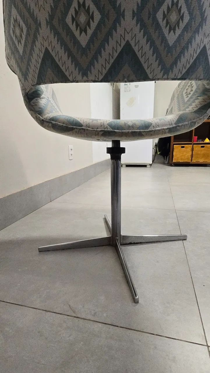 Par de poltronas giratórias estampadas com base cromada - Foto 4
