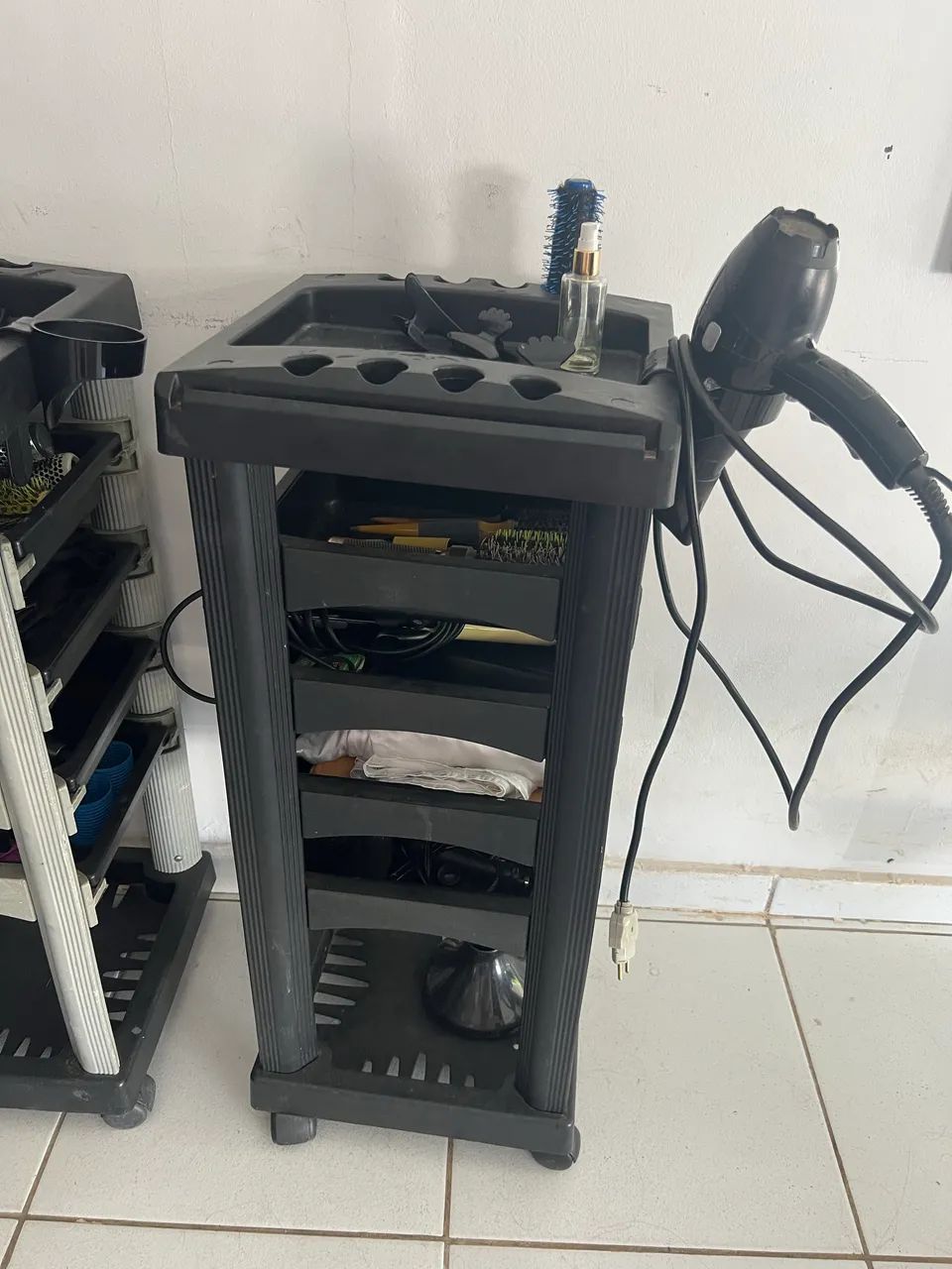 Carrinho auxiliar preto e um branco com preto 