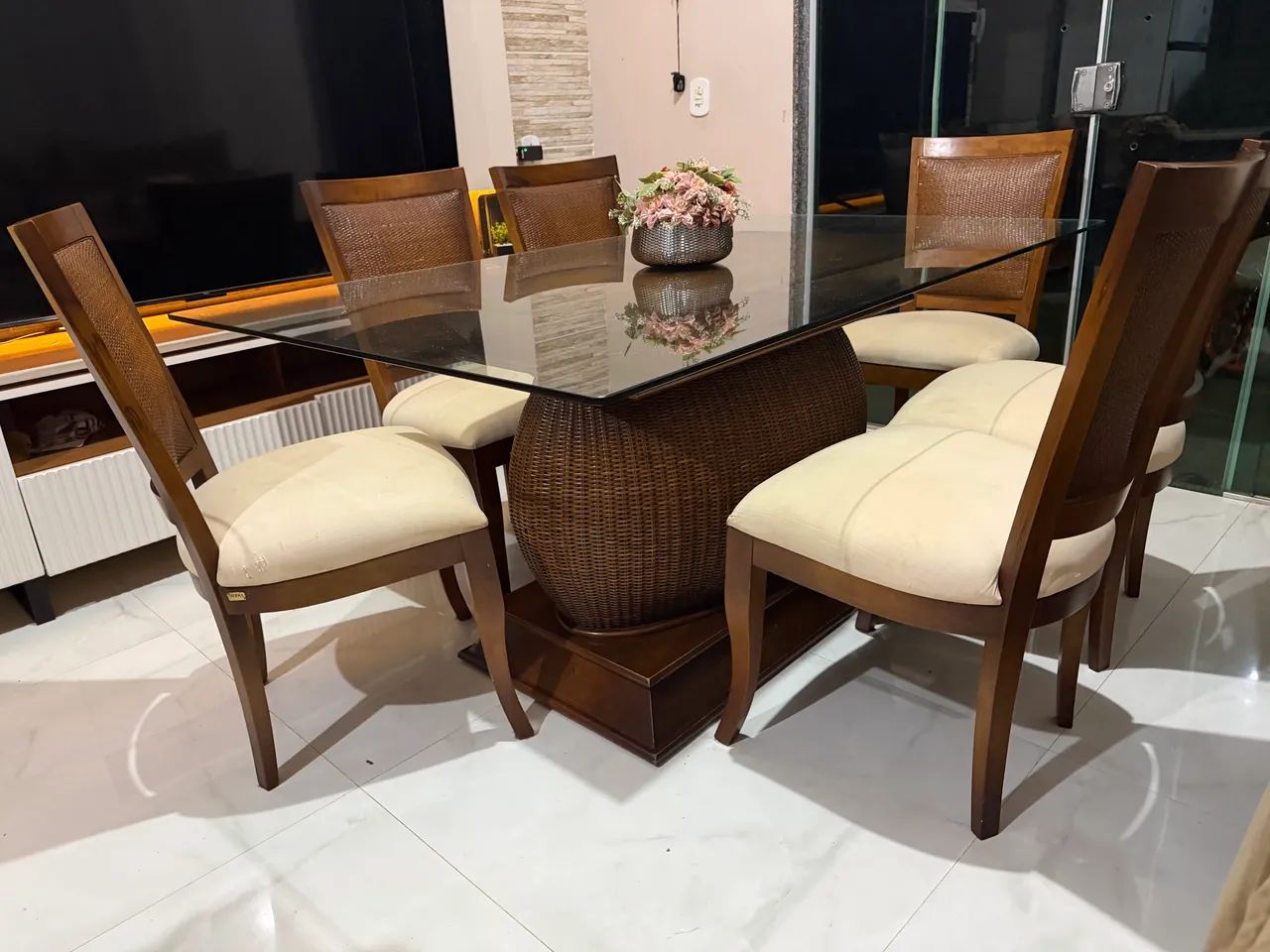 conjunto de mesa de jantar de madeira da marca Sierra