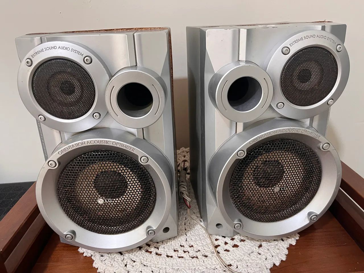 Duas caixas de som (1 funcionando e a outra para concerto) - Foto 3
