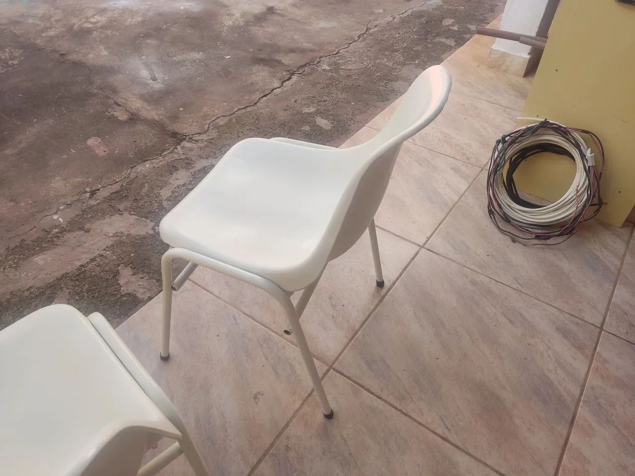 2 Cadeiras de plástico com pé de ferro