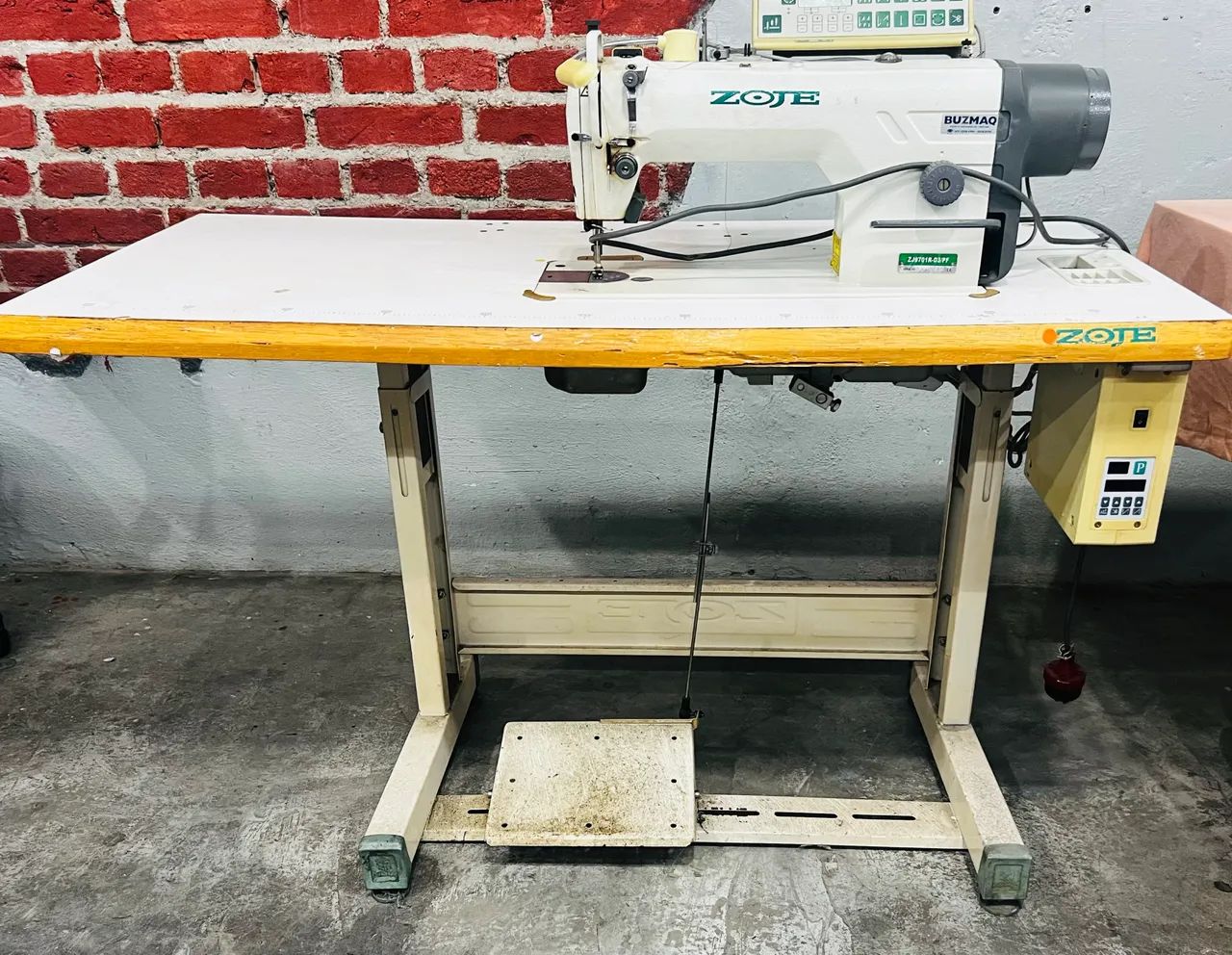 Máquina costura Industrial Eletrônica Reta Zoje 