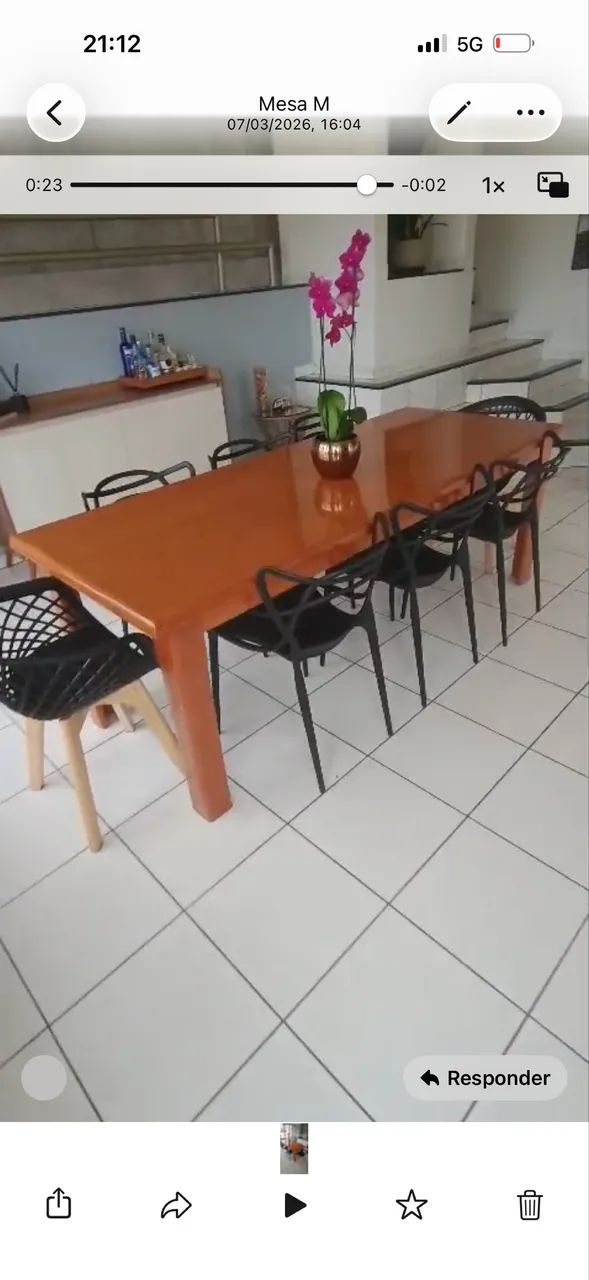 Mesa em madeiras com 8 cadeiras muito conservadas